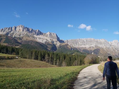 Un homme marchant dans les montagnes dans l'établissement Charmant studio 5 personnes style montagnard, à Gresse-en-Vercors