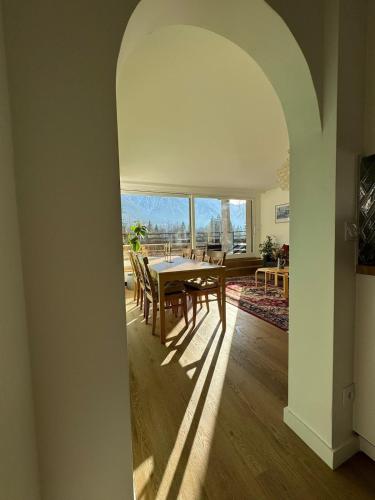 une salle à manger avec une table et quelques chaises dans l'établissement MontBlancViewApartment, à Chamonix-Mont-Blanc