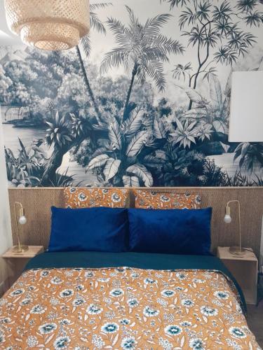 a bedroom with a bed with a tropical wallpaper at Bleu Océan - Sur le port Appartement avec piscine, terrasse, parking in Capbreton
