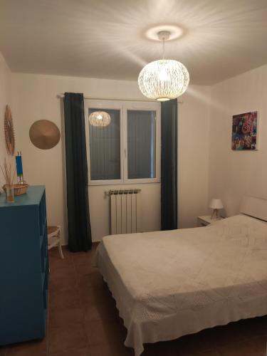 une chambre avec un lit et un lustre dans l'établissement Jylloue, Villa avec piscine privée à MOUGINS, proche ROYAL MOUGINS GOLF AND SPA, à Mougins