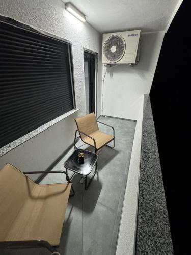a room with a chair and a table and a fan at Modern Apartments Gelsenkirchen, nahe Schalke Arena, Zentral zur Autobahn A42 und A2, Ferienwohnung, Monteurwohnung in Gelsenkirchen