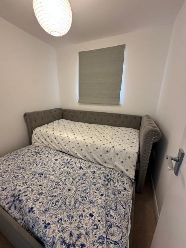 Cama pequeña en habitación pequeña con colchón en Luxury Apartment Oxford, en Abingdon