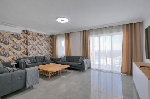 Townhouse with private pool!