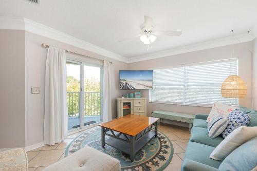Χώρος καθιστικού στο Stylish Beach Condo in St Augustine