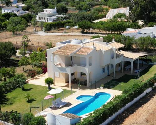 an aerial view of a villa with a swimming pool at Casa das Oliveiras - piscina privada, jardim, perto da praia in Moncarapacho