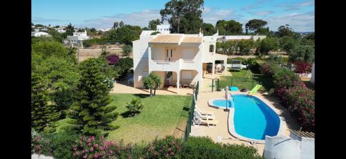 an aerial view of a house with a swimming pool at Casa das Oliveiras - piscina privada, jardim, perto da praia in Moncarapacho
