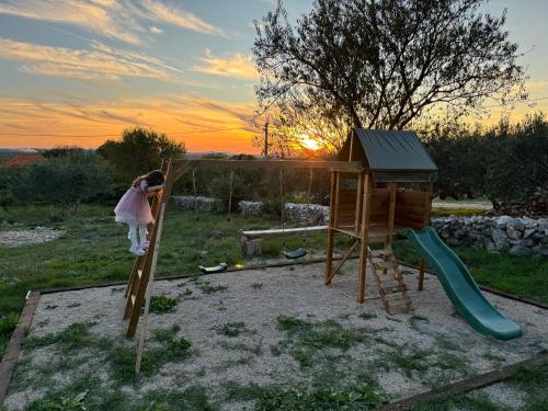 Relax and Unwind: Family-Friendly House near Zadar in Zagrad