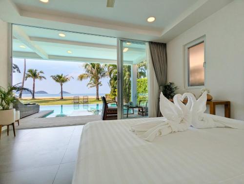 Katil atau katil-katil dalam bilik di LUXURY BEACH APARTMENT & SEA VIEW and PRIVATE POOL