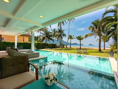 Kolam renang di atau dekat dengan LUXURY BEACH APARTMENT & SEA VIEW and PRIVATE POOL