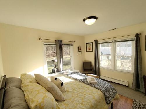 a bedroom with a bed and a couch at The Higashi King bed mountain home in New Paltz in New Paltz