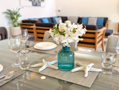 Restoran atau tempat lain untuk makan di LUXURY BEACH APARTMENT & SEA VIEW and PRIVATE POOL