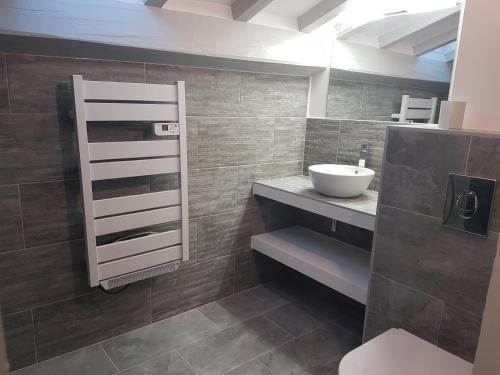 une salle de bain avec toilettes et lavabo dans l'établissement Appartement duplex de standing au calme avec piscine, à Fréjus