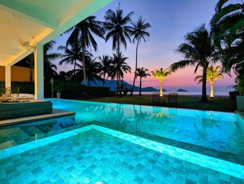 Kolam renang di atau dekat dengan LUXURY BEACH APARTMENT & SEA VIEW and PRIVATE POOL
