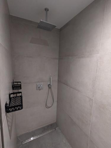 a bathroom with a shower with a hose at Ferienwohnung am Steinweg in Solingen
