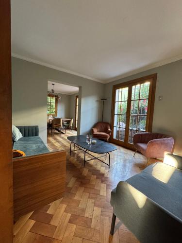 a living room with a couch and a table at Hermosa casa en Barrio Pocuro con estacionamiento gratuito in Santiago