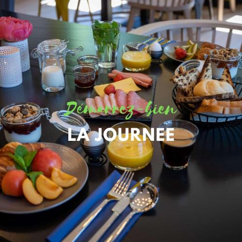 una tavola ricoperta di piatti di cibo e frutta di Campanile Marmande a Marmande