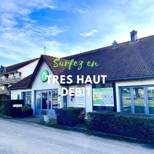 un arbre avait une demi-pancarte sur un bâtiment dans l'établissement Campanile Marmande, à Marmande