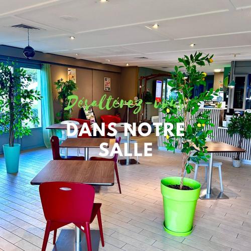 un restaurant avec des tables et des chaises ainsi qu'un panneau indiquant la vente de meubles Rainforeststore dans l'établissement Campanile Marmande, à Marmande