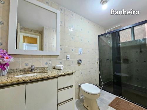 une salle de bain avec une douche, des toilettes et un lavabo dans l'établissement Apt Centro 2 quartos com garagem 20 min Cataratas, à Foz do Iguaçu