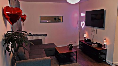 - un salon avec un canapé et un ballon à cœur dans l'établissement Meluninlove, à Melun