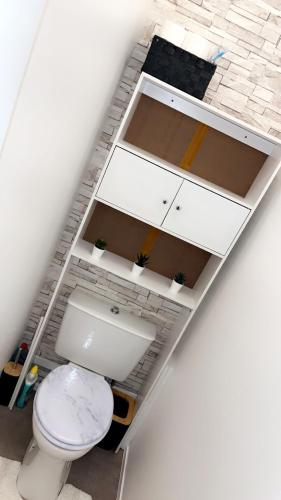 une salle de bain avec des toilettes blanches et un lavabo dans l'établissement Meluninlove, à Melun