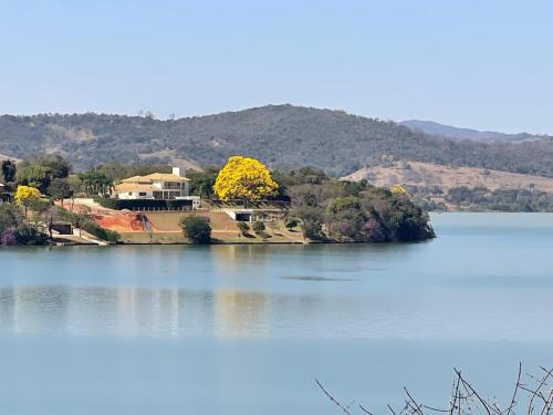 Afbeelding uit fotogalerij van Mansão com vista para lago in Ijaci