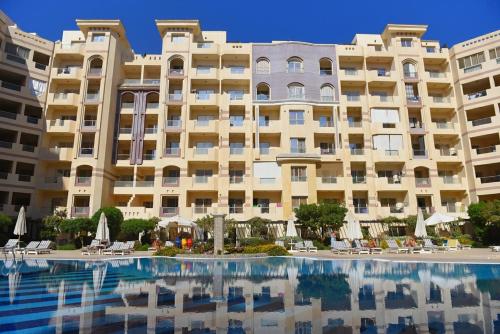 una vista dell'hotel dalla piscina di Florenza khamsin Resort a Hurghada