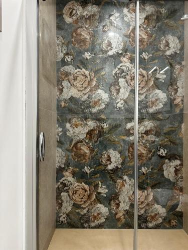 a bathroom with a floral wallpaper on the wall at Terra d'amuri Rooms in Terrasini