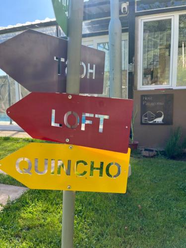 un panneau rouge et jaune devant un bâtiment dans l'établissement Host Patagonia, à Plaza Huincul