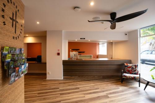 Η κουζίνα ή μικρή κουζίνα στο Haka House Auckland City