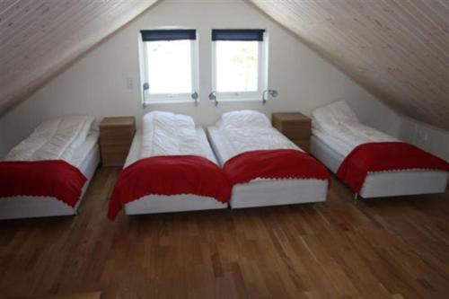 ÖverbynにあるHovfjällstoppens Stugbyの屋根裏のベッドルーム(ベッド2台付)