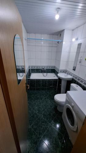 un bagno con vasca, WC e lavandino di Romansa Apartment a Skopje