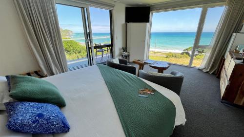 Postel nebo postele na pokoji v ubytování View With A Room NZ - Boutique Beachfront Accommodation on the Great Coast Road