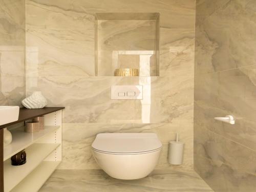 une salle de bain avec des toilettes blanches et un lavabo dans l'établissement Charming Cosy Studio - 2P - Gare Saint Lazare, à Paris