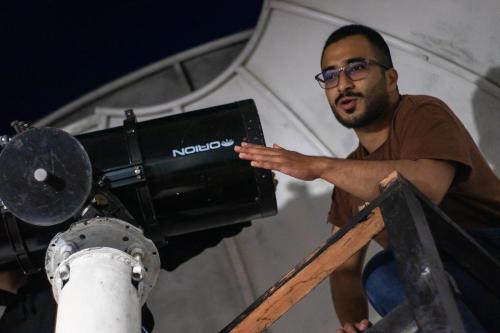 a man standing in front of a camera at hostal Sueño Paraiso- Observatorio astronómico in Popayan