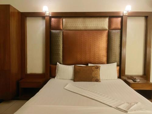 Postel nebo postele na pokoji v ubytování The Grand Hotel Multan