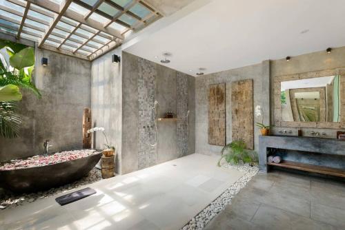 Ένα μπάνιο στο Lavish 5 Bed, Sleeps 10, Butler, Daily Breakfast
