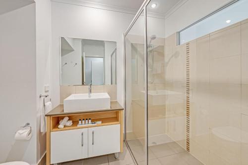 Bilik mandi di 1105 Oaks Resort - Hotel Room