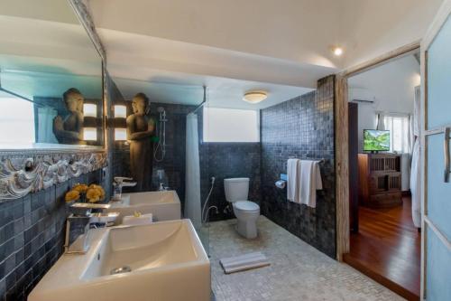 Ένα μπάνιο στο Villa Rama Sita - 100m From Eat Street, 3br