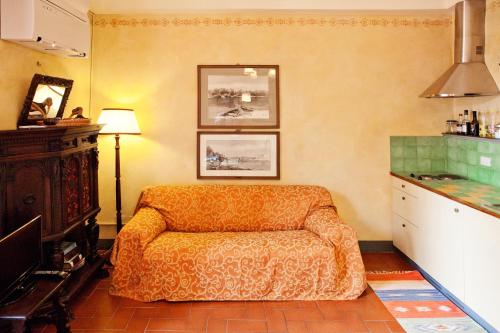 un soggiorno con divano in camera di Poggio Imperiale Apartments a Firenze