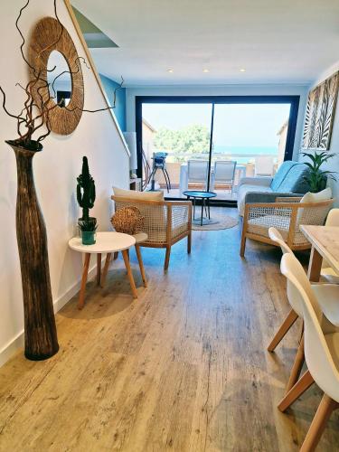 un salon avec un canapé et une table dans l'établissement Superbe T3 vue sur mer parking privé classé 3 étoiles, à Collioure