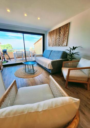 un salon avec un lit, un canapé et une table dans l'établissement Superbe T3 vue sur mer parking privé classé 3 étoiles, à Collioure