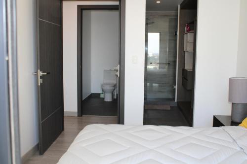 a bedroom with a bed and a bathroom with a toilet at Loft Cerca Plaza Mayor in Miravalle