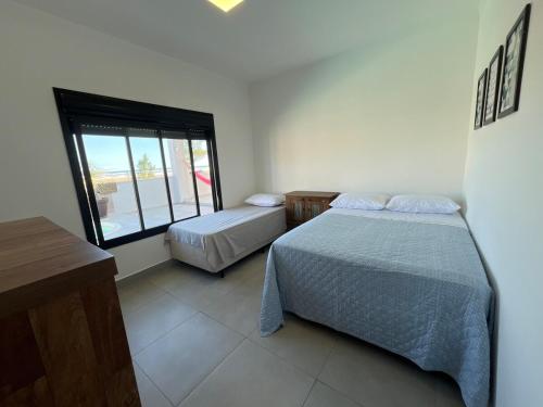 Katil atau katil-katil dalam bilik di Linda Casa with pool 5 minutes from the airport