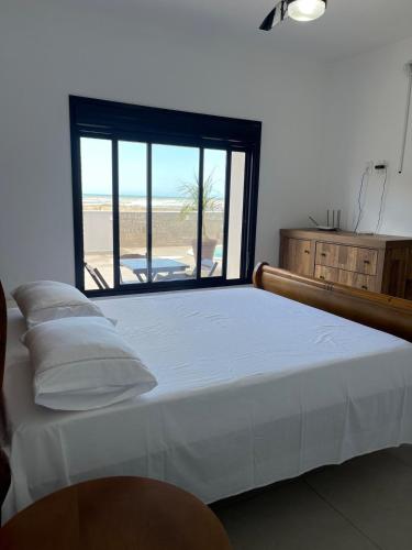 Katil atau katil-katil dalam bilik di Linda Casa with pool 5 minutes from the airport