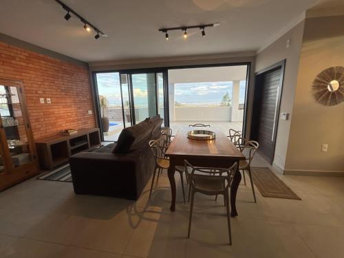 Ruang duduk di Linda Casa with pool 5 minutes from the airport
