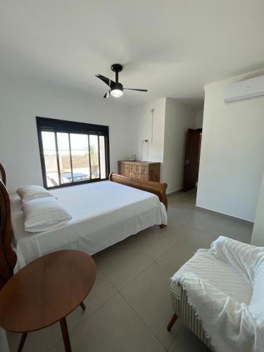 Katil atau katil-katil dalam bilik di Linda Casa with pool 5 minutes from the airport