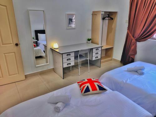 Кровать или кровати в номере Semi-Detached, Up to 24 Pax, 3200sqft, 4 Bedrooms, 3 Bathrooms, 4 Car Parks by Star Home