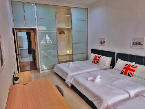 Ένα ή περισσότερα κρεβάτια σε δωμάτιο στο Semi-Detached, Up to 24 Pax, 3200sqft, 4 Bedrooms, 3 Bathrooms, 4 Car Parks by Star Home