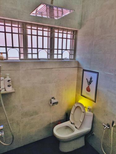 Ванная комната в Semi-Detached, Up to 24 Pax, 3200sqft, 4 Bedrooms, 3 Bathrooms, 4 Car Parks by Star Home